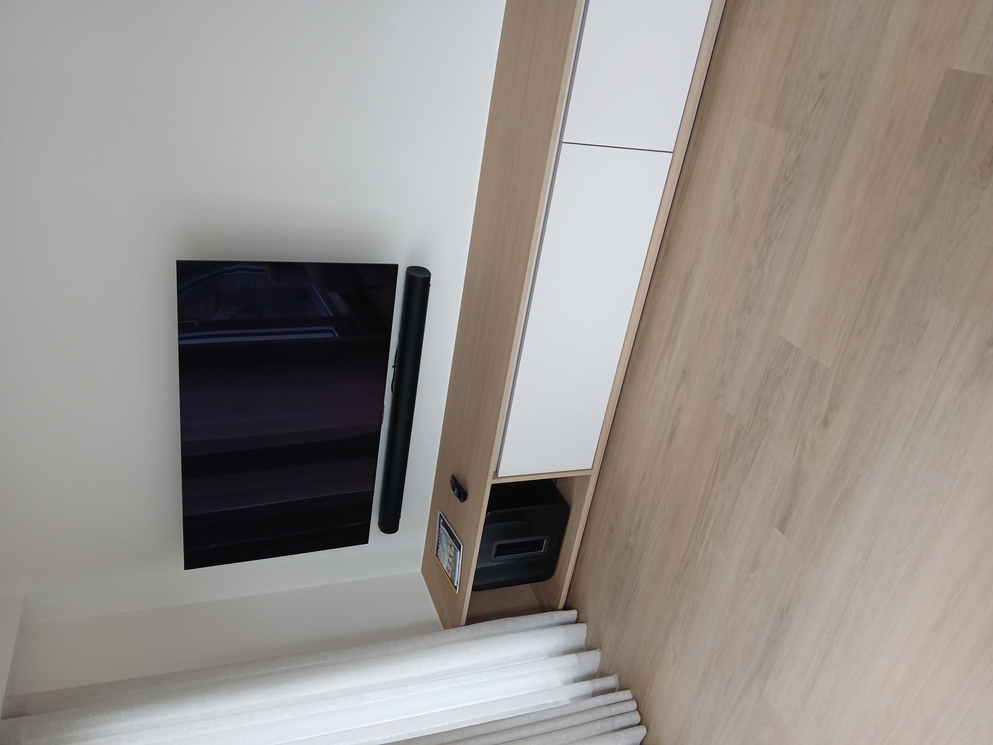 Tv-aansluiting met soundbar en volledig weggewerkte bekabeling in een leefruimte